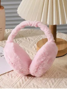 Cache-oreilles douillets en peluche rose pour l'hiver dans un décor intérieur chaleureux