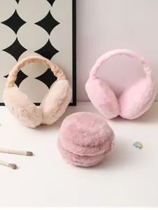 Detailansicht weicher faltbarer Plüsch-Ohrenschützer in Rosa und Beige für Winter.