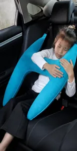 Niño durmiendo en el coche con almohada inflable azul en forma de H