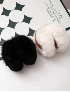 Detailansicht hochwertiger, weicher Plüsch-Ohrenschützer in Schwarz und Beige für den Winter