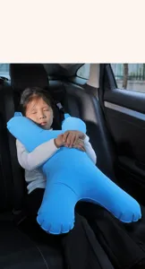 Niño durmiendo en coche con almohada de viaje inflable azul para cuello y hombros.