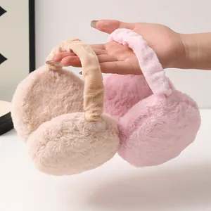 Weiche Winter Plüsch Ohrenschützer für Damen und Herren in Rosa und Beige zum Kälteschutz.