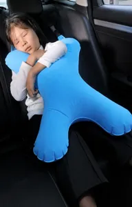 Niño durmiendo cómodamente con una almohada inflable en forma de H para el cinturón