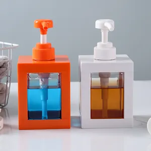 Quadratische Pumpflaschen für Lotion oder Seife, in Orange und Weiß, transparent.