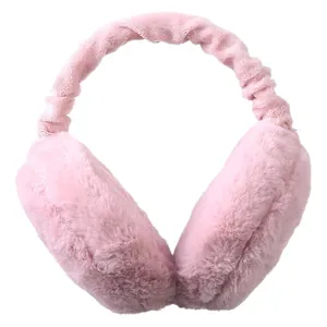 Weiche rosa Plüsch-Winter-Ohrenschützer für Damen und Herren auf weiß