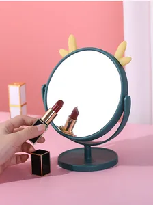 Detailansicht des drehbaren Desktop-Make-up-Spiegels mit süßem gelbem Geweih.