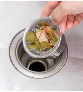 Détail d'un sac filtrant jetable pour les restes de nourriture dans un évier de cuisine.