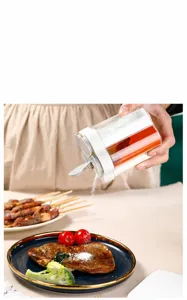 Salière 5-en-1 versant du sel sur un steak grillé dans une scène de cuisine lumineuse.