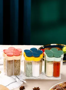 Gros plan de trois bocaux à épices multi-compartiments avec couvercles en forme de fleur.