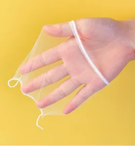 Détail montrant les mailles fines et la grande élasticité des sacs filtrants d'évier blancs