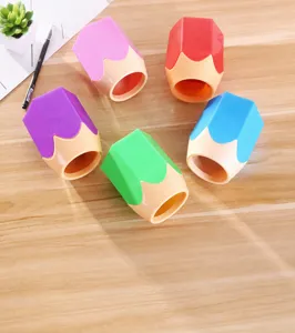Bovenaanzicht van vijf kleurrijke pennenhouders in potloodvorm op een houten bureau.