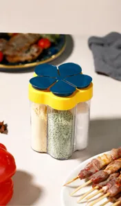 Gros plan d'un pot à épices transparent à 5 compartiments avec couvercles bicolores