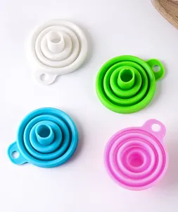 Vista detallada de cuatro embudos de cocina plegables de silicona en varios colores