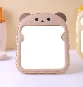 Nahaufnahme eines niedlichen Cartoon-Bären-Make-up-Spiegels aus Kunststoff für das Wohnheim