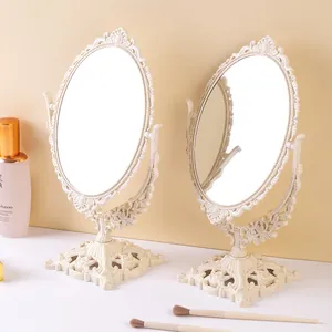 Eleganti specchi da trucco vintage europei con cornici a rilievo crema per scrivania