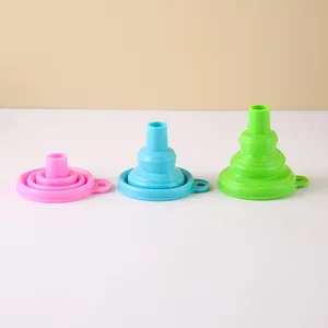 Juego de tres embudos de silicona plegables de colores para líquidos
