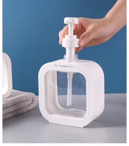 Detail einer weißen quadratischen Pumpflasche für Reiselotion in Benutzung.