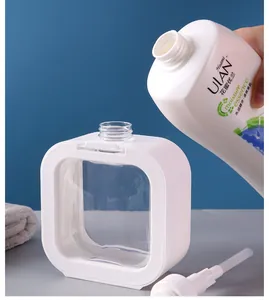 Detailansicht beim Befüllen einer weißen, tragbaren Reise-Lotion-Pumpflasche aus Kunststoff