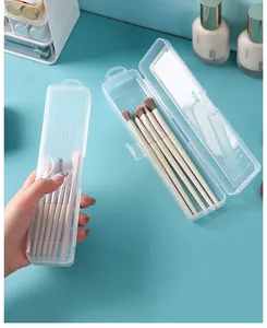 Nahaufnahme einer tragbaren, durchsichtigen Kunststoff-Make-up-Pinsel-Aufbewahrungsbox