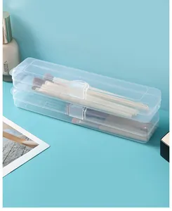 Detailansicht eines durchsichtigen Make-up-Pinsel-Organizers aus Kunststoff mit Pinseln