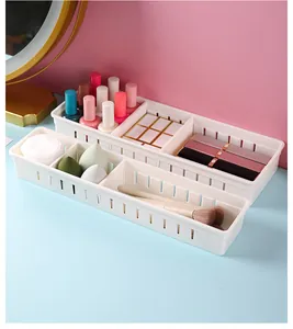 Primer plano de organizadores de cajones de plástico blanco con maquillaje