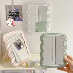 Minimalistischer Tischspiegel mit Wellenrahmen, klappbarem Ständer und Aufhängung
