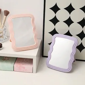 Wellenförmiger Kosmetikspiegel für den Schreibtisch mit Klappständer in Rosa und Lila