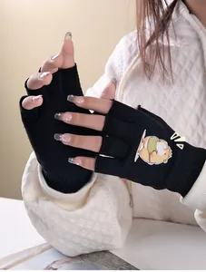 Nahaufnahme schwarzer fingerloser Strickhandschuhe mit süßem Hamster-Motiv