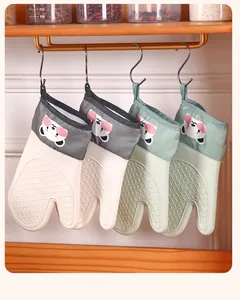 Détail de maniques en silicone épais résistant à la chaleur avec motifs d'animaux
