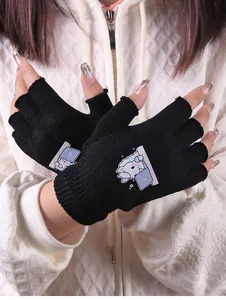 Nahaufnahme von schwarzen fingerlosen Strickhandschuhen mit süßem Cartoon-Katzenaufdruck.