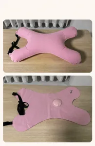 Detalle de cojín inflable rosa en forma de X para cinturón de coche, inflado