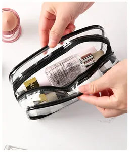 Dettaglio del beauty case trasparente in PVC che mostra la capacità interna e zip.