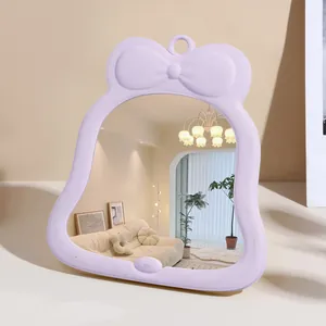 Eleganter lila Schminkspiegel mit Schleife für den Schminktisch oder die Wanddekoration