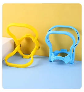 Asas ergonómicas amarillas y azules para levantar cubos de agua pesados de forma fácil