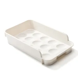 Caja de plástico blanca para almacenar 15 huevos en el refrigerador de la cocina