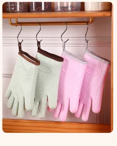 Vue détaillée de gants de cuisine en silicone texturés et résistants à la chaleur