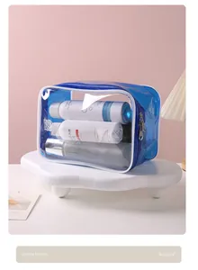Neceser de PVC azul transparente e impermeable para viajes en un soporte de exhibición blanco