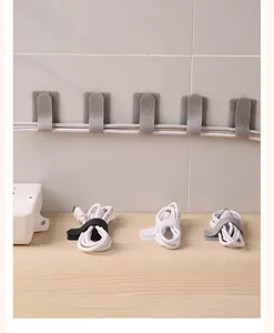 Vue détaillée d'attaches de câble velcro grises organisant des câbles USB blancs