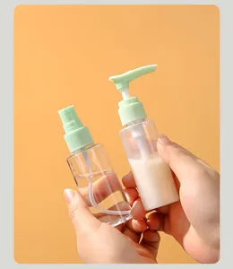 Primer plano detallado de botellas de spray de viaje y pompas para lociones faciales