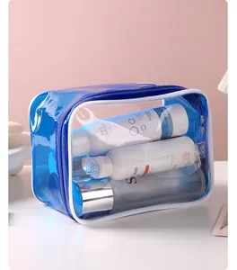 Detalle de neceser de viaje de PVC azul transparente impermeable con frascos de cosméticos