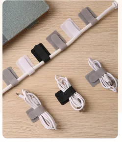 Détail des attaches de câble velcro multicolores organisant des câbles USB