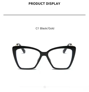 Nahaufnahme der Vintage-Cat-Eye-Brille mit elegantem schwarzem und goldenem Rahmen