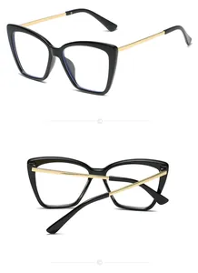 Detailansicht der schwarzen Cat-Eye-Brille mit eleganten goldenen Metallbügeln