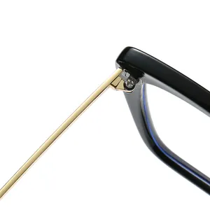 Detailansicht der Retro-Cat-Eye-Blaulichtfilterbrille mit goldenen Bügeln und schwarzem Rahmen