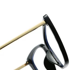 Detaillierte Nahaufnahme einer Vintage-Cat-Eye-Brille mit goldenen Bügeln und schwarzem Rahmen.