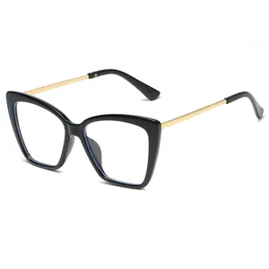 Retro-Cat-Eye-Brille in Schwarz mit goldenen Metallbügeln und Blaulichtfilter