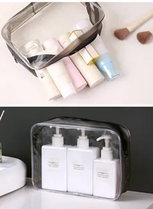 Detailansicht der transparenten PVC-Kulturtasche, organisiert mit verschiedenen Kosmetikprodukten.