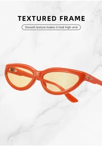 Détail de lunettes de soleil rétro orange œil de chat avec verres jaunes et fini lisse