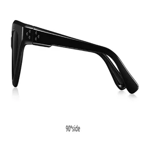 Vue latérale de lunettes de soleil œil-de-chat vintage noires avec protection UV pour femmes.