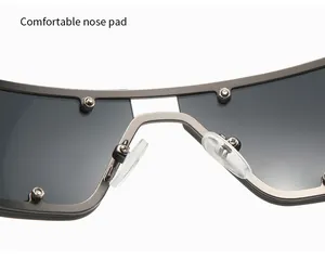 Détail rapproché des plaquettes de nez confortables sur les lunettes de soleil Y2K.